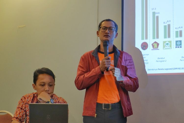 Direktur Eksekutif Alvara Research Center Hasanuddin Ali saat memaparkan hasil survei di kawasan Menteng, Jakarta Pusat, Minggu (27/5/2018).