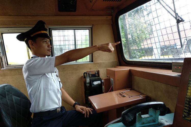 Geri Oktaviantoro Raharjo (27), asisten masinis kereta api menceritakan tugas dan tanggung jawabnya selama perjalanan kereta api terutama di musim libur Lebaran dan Ramadhan saat ini