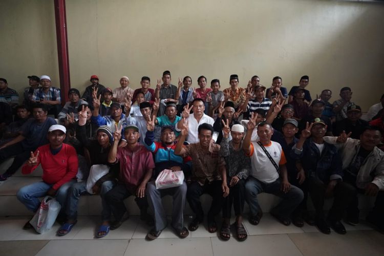   Calon Gubernur Jawa Barat nomor urut 2 Tubagus Hasanuddin mengunjungi Kampung Cipaku, Desa Cibogo, Kecamatan Cibogo, Kabupaten Subang, Minggu (27/5/2018).