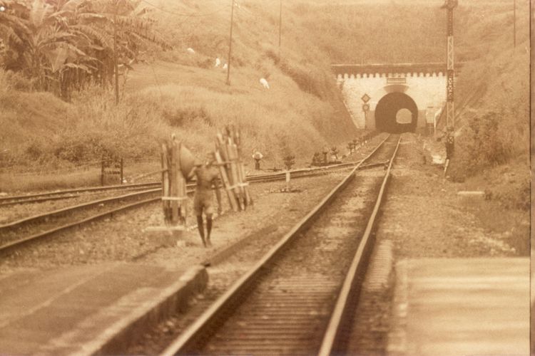 Terowongan Kereta Api (KA) Ijo sepanjang 580 meter di Kecamatan Gombong, Kabupaten Kebumen, Jawa Tengah, dijaga tiga karyawan Perumka secara bergantian, karena terowongan terpanjang di Pulau Jawa itu, juga dijadikan sarana pencari kayu melintas.