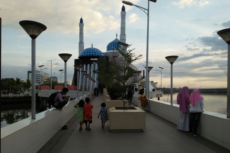 Suasana ngebuburit di pelataran Mesjid Terapung Amirul Mukminin,   Makassar. 