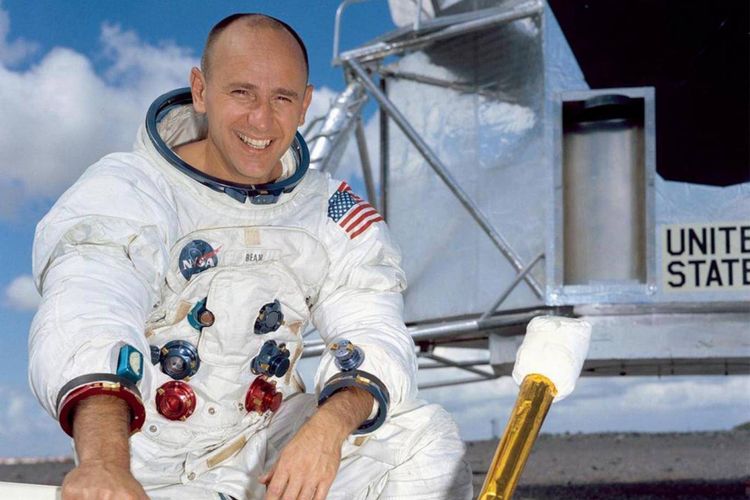 Alan Bean, astronot keempat yang menjejakkan kaki ke Bulan