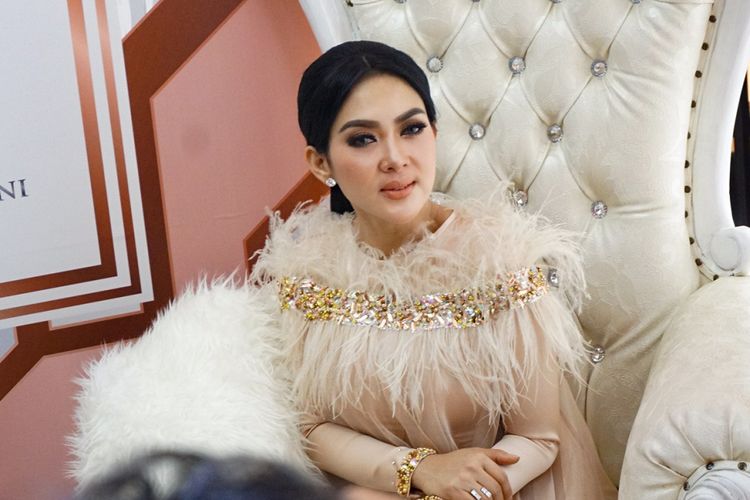 Penyanyi pop Syahrini saat diabadikan di Senayan City, Jakarta Pusat, Senin (28/5/2018).