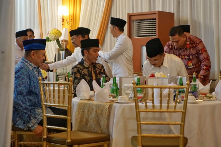 Presiden Joko Widodo menghadiri acara buka puasa bersama yang diadakan oleh Ketua DPR Bambang Soesatyo di rumah dinas Ketua DPR, Kompleks Widya Chandra, Jakarta Selatan, Senin (28/5/2018).