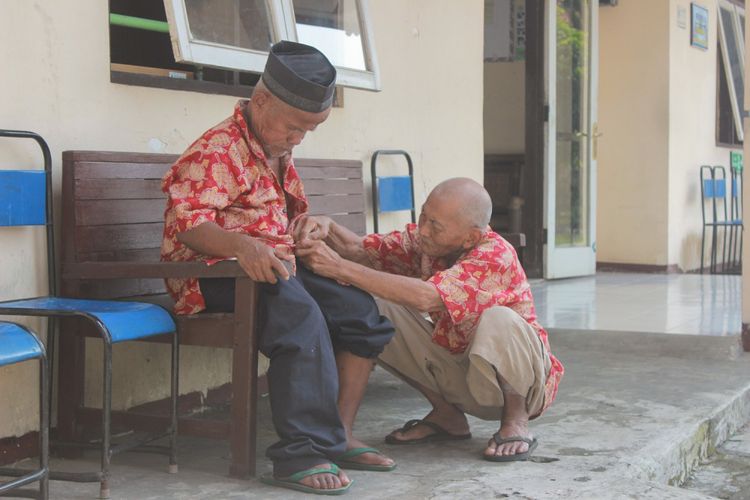 Para lansia penghuni Panti Pelayanan Sosial Lanjut Usia ‘Dewanata’ Cilacap, Jawa Tengah, diajarkan untuk saling membantu satu-sama lain.