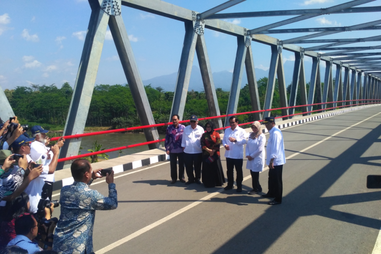 Jembatan Wijaya Kusuma penghubung Ngadiluwih dan Mojo di Kabupaten Kediri, Jawa Timur.