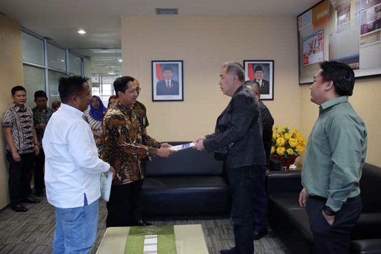Deputi Bidang Pelayanan Pengusahaan Sarana Usaha BP Batam, Dwiyanto Eko Winaryo menyerahkan 8 produk dokumen perijinan kepada delegasi perusahaan asal Singapura itu.