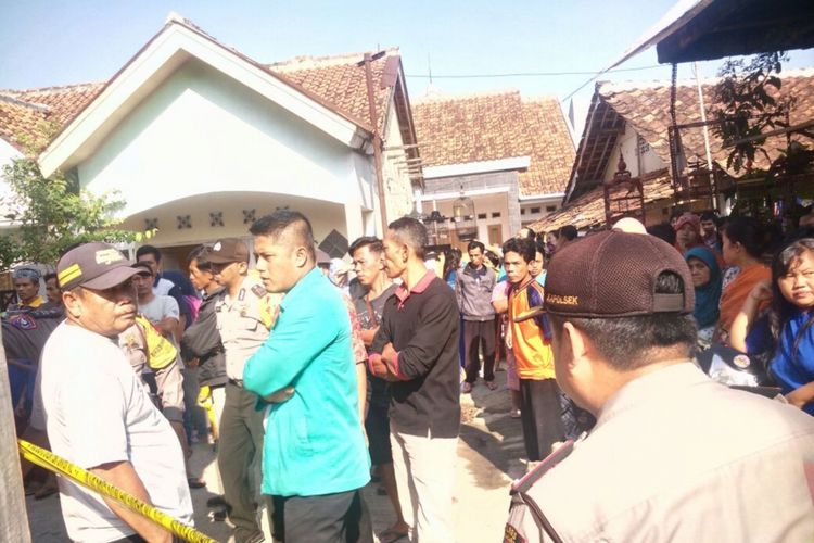 Warga di Kampung Pabuaran, Desa Ciampea, Kecamatan Ciampea, Kabupaten Bogor, mendatangi lokasi ditemukannya sepasang suami istri yang meninggal bersimbah darah, Kamis (31/5/2018).