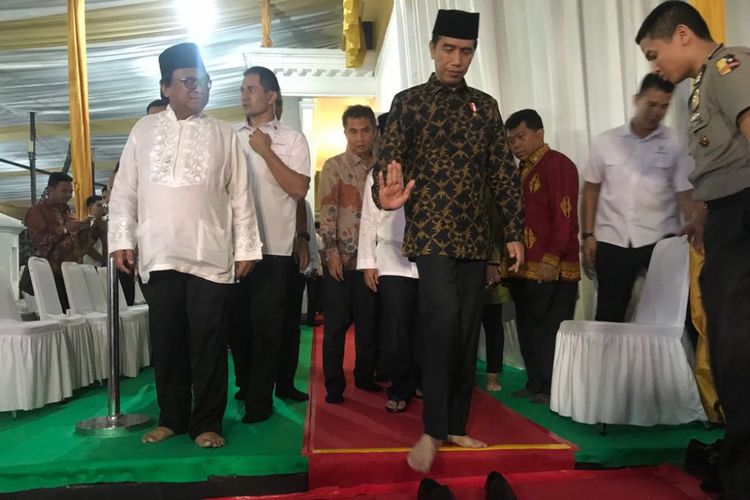 Presiden Joko Widodo di kediaman Ketua DPD RI Oesman Sapta Odang, usai menghadiri acara buka puasa bersama, Kamis (31/5/2018).