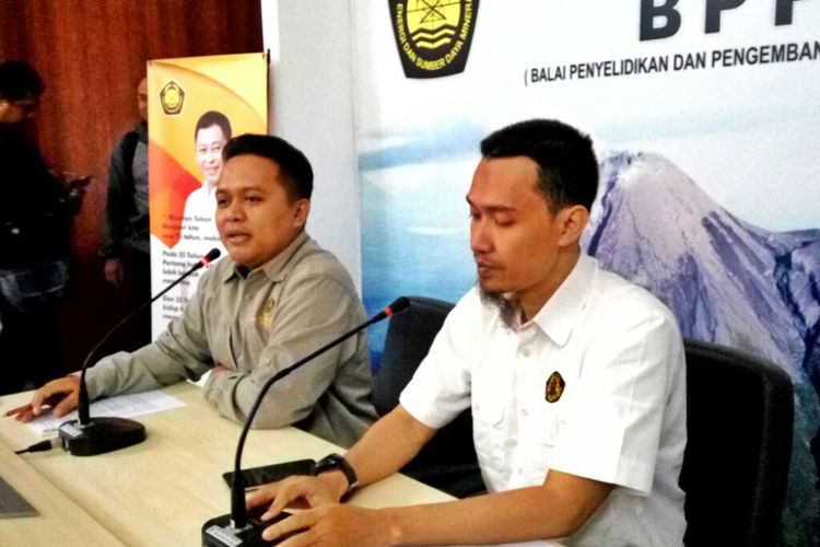 Kepala Seksi Gunung Merapi BPPTKG Yogyakarta Agus Budi Santoso (Baju Putih) dalam jumpa pers, Kamis (31/05/2018)