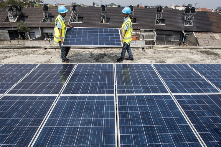 Siswa SMK bersiap memasang panel Pembangkit Listrik Tenaga Surya di atap gedung SMK Prakarya Internasional di Bandung, Jawa Barat, Rabu (30/5). SMK Prakarya Internasional bekerja sama dengan Power Technology Asean dari New Zealand memasang 20 panel surya yang mampu menghasilkan daya listrik sebesar 5.000 VA untuk memenuhi seperdelapan kebutuhan listrik sekolah dan 9 Lab komputer. ANTARA FOTO/M Agung Rajasa/aww/18.


