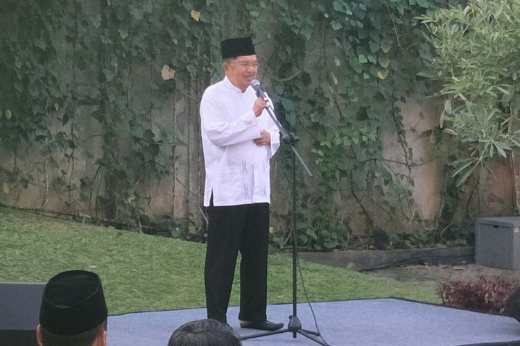 Wakil Presiden RI Jusuf Kala saat berpidato ketika menghadiri acara buka bersama partai Golkar di kantor Dewan Pimpinan Daerah Golkar DKI Jakarta, Cikini, Jakarta, Jumat (1/6/2018).