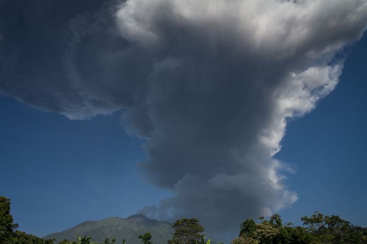 Gunung Merapi mengeluarkan material vulkanis saat terjadi letusan terlihat dari Cepogo, Boyolali, Jawa Tengah, Jumat (1/6/2018). Gunung Merapi kembali mengalami letusan freatik pada pukul 08:20 WIB selama durasi dua menit dengan kolom letusan 6.000 meter yang teramati dari pos pemantauan Jrakah. Status Gunung Merapi masih tetap pada level II atau waspada. ANTARA FOTO/Mohammad Ayudha/kye/18. 