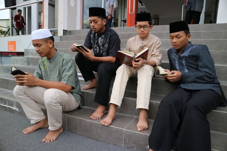 Salah satu kegiatan mengaji di Masjid Al Mansur Bandung. Tahun ini, sebanyak 70 santri berprestasi dikirim ke berbagai negara seperti Malaysia, Korea, Jepang, hingga ke Amerika Serikat sebagai imam muda.