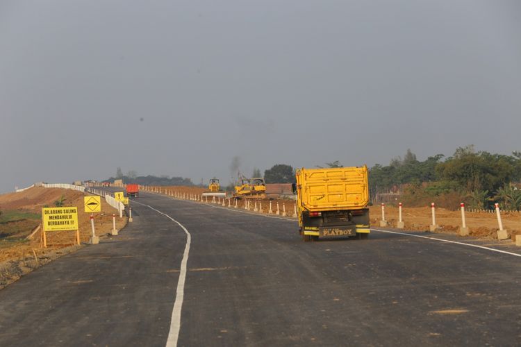 Kendaraan melintas di Tol Pemalang-Batang, Jawa Tengah, Sabtu (2/6/2018). Tol tersebut akan difungsionalkan pada arus mudik lebaran 2018.