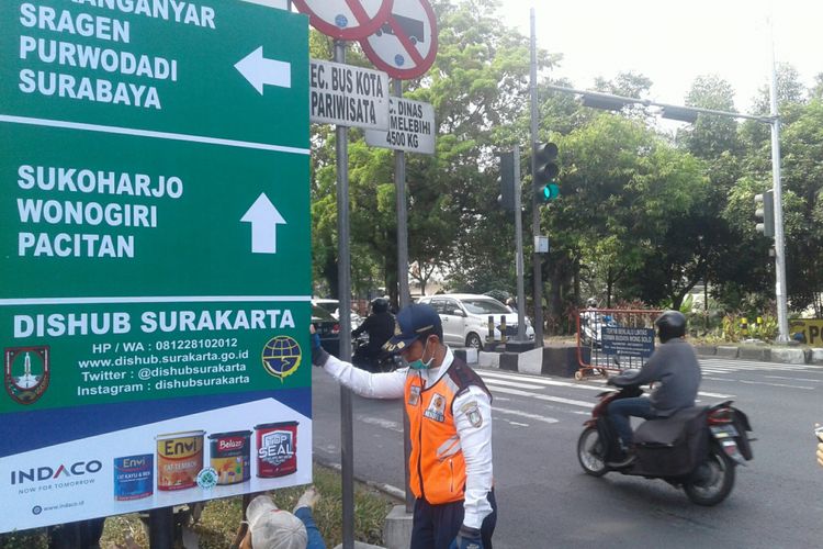 Petugas Dinas Perhubungan Kota Solo memasang RPPJ angkutan Lebaran di simpang tiga Faroka, Kerten, Solo, Jawa Tengah, Sabtu (2/6/2018).