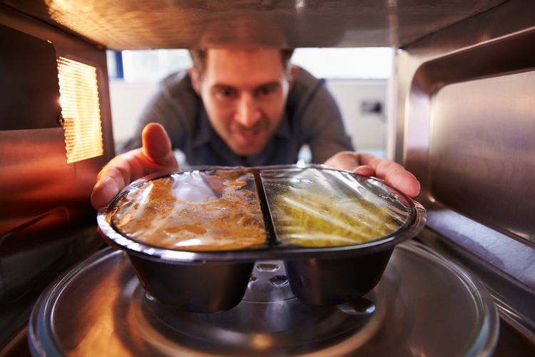 Ilustrasi makanan dalam microwave
