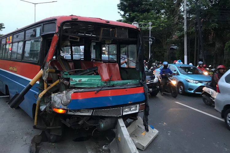 Kondisi Metromini 53 yang ringsek setelah menghantam portal dan separator Transjakarta di Jalan Otista, Jatinegara, Jakarta Timur, Sabtu (2/6/2018).