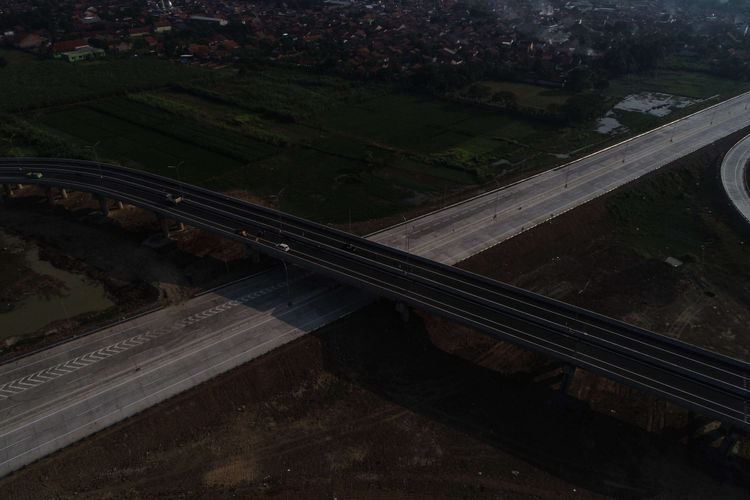 Foto udara simpang susun Adiwerna ruas Tol Pejagan-Pemalang di Tegal, Jawa Tengah, Sabtu (2/6/2018). Ruas Tol Pejagan-Pemalang seksi II dan IV (Brebes Timur-Pemalang) siap diujicoba beroperasi sehingga dapat digunakan pada arus mudik lebaran 2018.