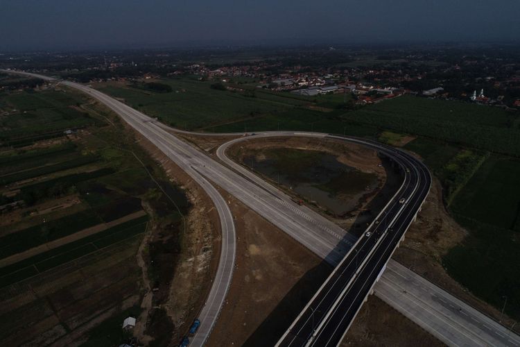 Foto udara simpang susun Adiwerna ruas Tol Pejagan-Pemalang di Tegal, Jawa Tengah, Sabtu (2/6/2018). Ruas Tol Pejagan-Pemalang seksi II dan IV (Brebes Timur-Pemalang) siap diujicoba beroperasi sehingga dapat digunakan pada arus mudik lebaran 2018.