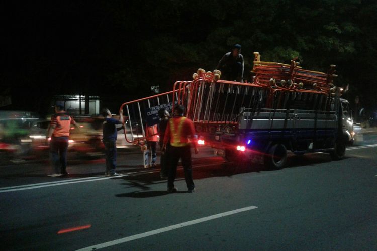 Petugas Dishub Kota Solo memasang rambu barikade untuk mendukung kelancaran kendaraan pada arus mudik dan balik Lebaran di kawasan Kerten, Solo, Jawa Tengah, Minggu (3/6/2018) malam.