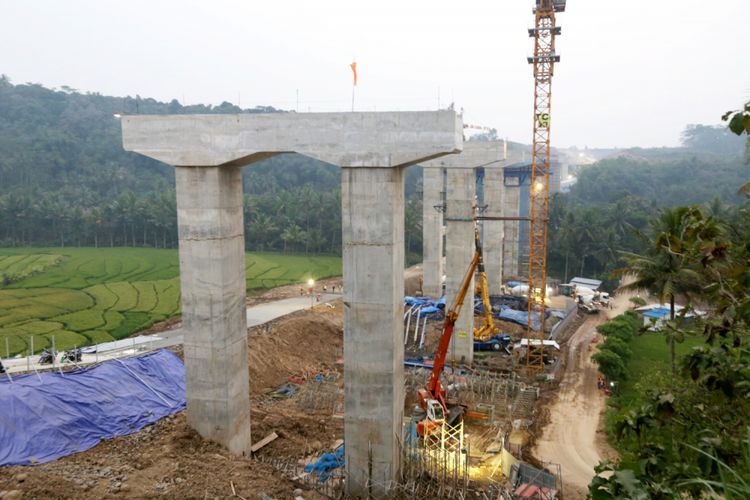 Kondisi jembatan proyek jalan tol Salatiga-Kartasura di Salatiga, Jawa Tengah, Minggu (3/6/2018). Jalan tol yang memiliki panjang 32,65 kilometer tersebut dapat dilalui secara fungsional pada mudik dan balik Lebaran 2018.