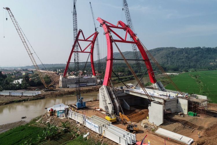 Foto udara pembangunan jembatan Kali Kuto di Proyek ruas Tol Batang-Semarang, Jawa Tengah, Minggu (3/6/2018). Jembatan Kali Kuto ditargetkan untuk digunakan pada H-2 lebaran dan merupakan jembatan pelengkung baja pertama di Indonesia yang perakitannya dilakukan di lokasi pekerjaan.