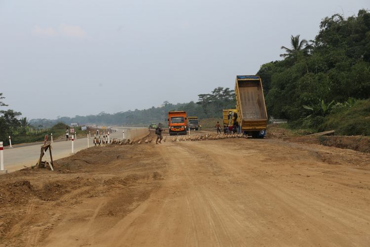 Kondisi proyek jalan tol Salatiga-Kartasura di Salatiga, Jawa Tengah, Minggu (3/6/2018). Jalan tol yang memiliki panjang 32,65 kilometer tersebut dapat dilalui secara fungsional pada mudik dan balik Lebaran 2018.