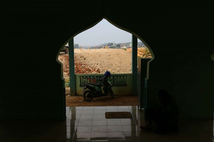 Suasana Masjid Jami Baitul Mustaghfirin di tengah ruas Tol Semarang-Batang, Seksi V Kaliwungu-Krapyak di Kelurahan Beringin, Kecamatan Ngaliyan, Semarang, Jawa Tengah, Minggu (3/6/2018). Masjid berwarna hijau dengan struktur dua lantai itu masih digunakan warga sehari-hari untuk beribadah dan Jalur Tol Batang-Semarang saat ini tengah dipersiapkan sebagai jalur fungsional saat mudik Lebaran 2018.