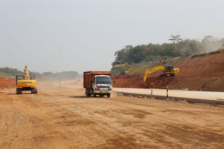 Kendaraan melintas di proyek tol Batang-Semarang, Jawa Tengah, Minggu (3/6/2018). Pembangunan tol tersebut sudah mencapai 95 persen dan diperkirkan dapat digunakan secara fungsional pada mudik dan balik Lebaran 2018.