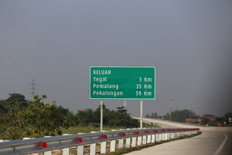 Marka jalan terpasang di Tol Pejagan-Pemalang, Jawa Tengah, Sabtu (2/6/2018). Perawatan dilakukan guna persiapan arus mudik 2018. Ruas Tol Pejagan-Pemalang seksi II dan IV (Brebes Timur-Pemalang) siap diujicoba beroperasi sehingga dapat digunakan pada arus mudik lebaran 2018.