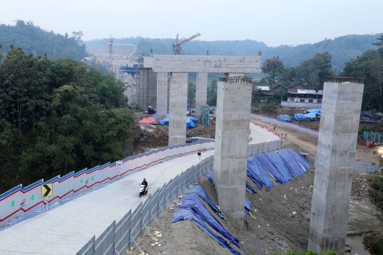Kondisi jembatan proyek jalan tol Salatiga-Kartasura di Salatiga, Jawa Tengah, Minggu (3/6/2018). Jalan tol yang memiliki panjang 32,65 kilometer tersebut dapat dilalui secara fungsional pada mudik dan balik Lebaran 2018.