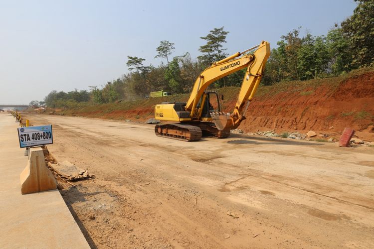 Alat berat melintas di proyek tol Batang-Semarang, Jawa Tengah, Minggu (3/6/2018). Pembangunan tol tersebut sudah mencapai 95 persen dan diperkirkan dapat digunakan secara fungsional pada mudik dan balik Lebaran 2018.