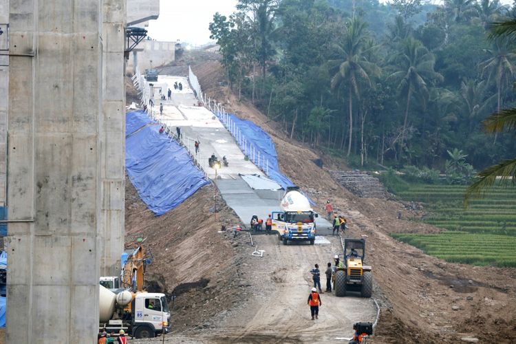 Kondisi proyek jalan tol Salatiga-Kartasura di Salatiga, Jawa Tengah, Minggu (3/6/2018). Jalan tol yang memiliki panjang 32,65 kilometer tersebut dapat dilalui secara fungsional pada mudik dan balik Lebaran 2018.