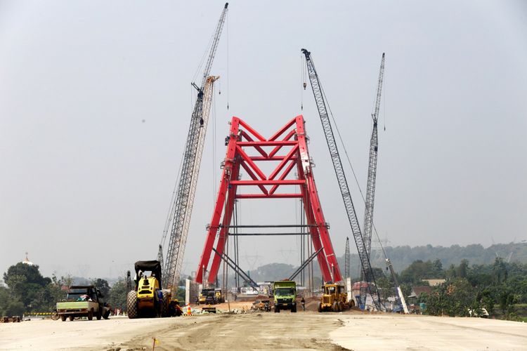 Kondisi pembangunan jembatan Kali Kuto pada Proyek Tol Batang-Semarang, Jawa Tengah, Minggu (3/6/2018). Jembatan tersebut merupakan jembatan pelengkung baja pertama di Indonesia yang perakitannya dilakukan di lokasi pekerjaan.