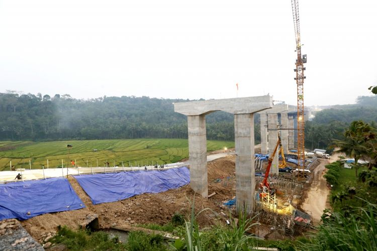 Kondisi jembatan proyek jalan tol Salatiga-Kartasura di Salatiga, Jawa Tengah, Minggu (3/6/2018). Jalan tol yang memiliki panjang 32,65 kilometer tersebut dapat dilalui secara fungsional pada mudik dan balik Lebaran 2018.