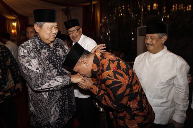 Mantan Panglima TNI Jenderal (Purn) Gatot Nurmantyo ketika mencium tangan Presiden keenam Susilo Bambang Yudhoyono.