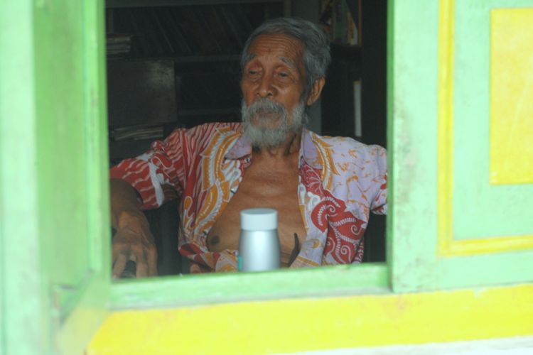 Soesilo Toer saat ditemui Kompas.com di rumahnya di Jalan Sumbawa Nomor 40, Kelurahan Jetis, Kabupaten Blora, Jawa Tengah, Kamis (31/5/2018) sore. 