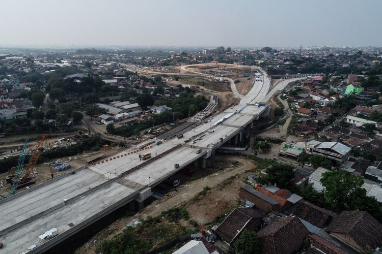 Foto udara pembangunan sekitaran Pintu Tol Krapyak di ruas jalan tol Batang-Semarang, Jawa Tengah, Minggu (3/6/2018). Pintu tol Krapyak merupakan pertemuan jalan tol dan jalan nasional.