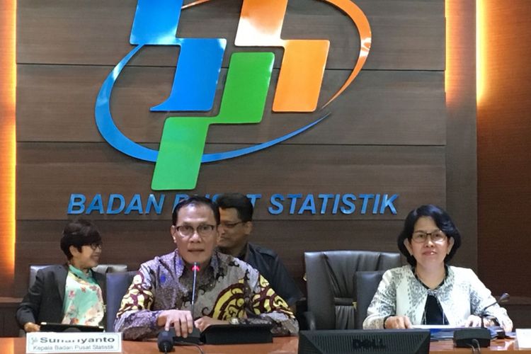Kepala Badan Pusat Statistik Suhariyanto bersama Deputi Bidang Statistik Distribusi dan Jasa Yunita Rusanti saat menggelar konferensi pers inflasi Mei 2018 di kantor BPS, Senin (4/6/2018).