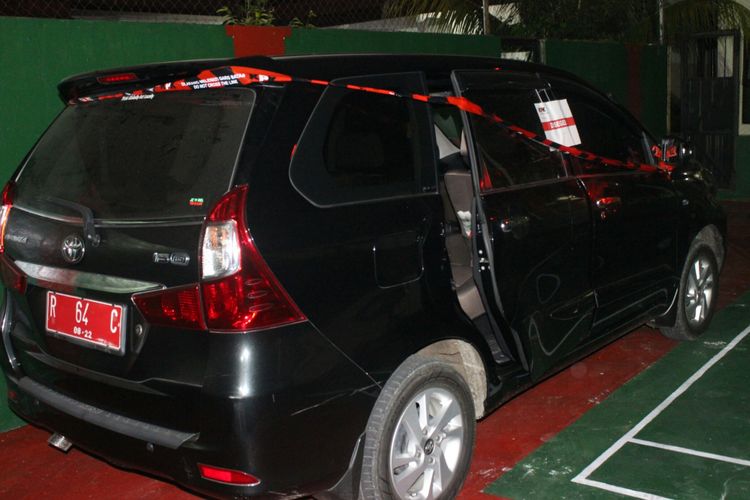 Mobil dinas Toyota Avanza hitam nomor polisi R-64-C milik Kepala Bagian Layanan Pengadaan (BLP) Sekretariat Daerah Purbalingga disegel oleh Komisi Pemberantasan Korupsi. 