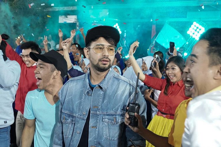 Pembawa acara Raffi Ahmad saat mengisi program Pesbukers di studio ANTV Epicentrum, Rasuna Said, Kuningan, Jakarta Selatan, Senin (4/6/2018).