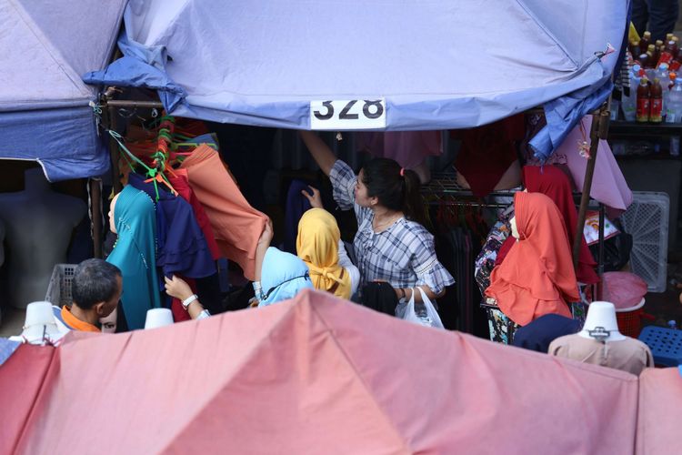 Sejumlah warga saat berbelanja di Pasar Tanah Abang, Jakarta, Senin (4/6/2018). Jelang hari Raya Idul Fitri 1439 Hijriah sejumlah warga memadati pasar Tanah Abang untuk membeli pakaian untuk dijual kembali atau digunakan.