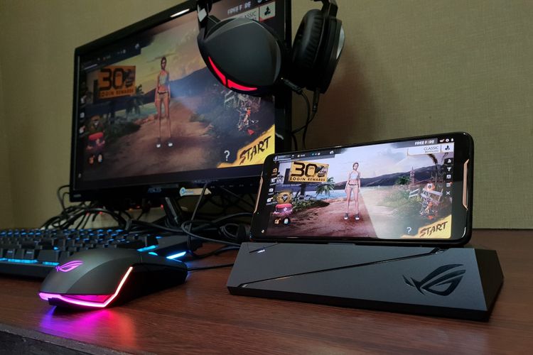 Aksesoris lain untuk menunjang pengalaman gaming pada ASUS ROG Phone ini adalah Mobile Desktop Dock. Dengan alat ini, ponsel bisa terhubung dengan monitor, keyboard dan mouse sehingga menjadi seperti sebuah PC. 