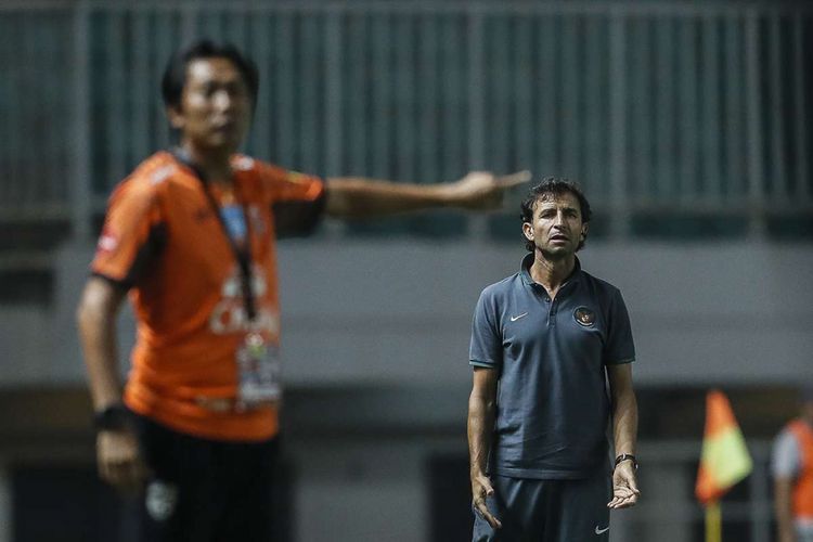 Pelatih Timnas Indonesia U23 Luis Milla saat menghadapi  Thailand U23 dalam laga uji coba di Stadion Pakansari, Cibinong, Bogor, Jawa Barat, Minggu (3/6/2018). Pertandingan berakhir imbang tanpa gol dengan skor akhir 0-0.