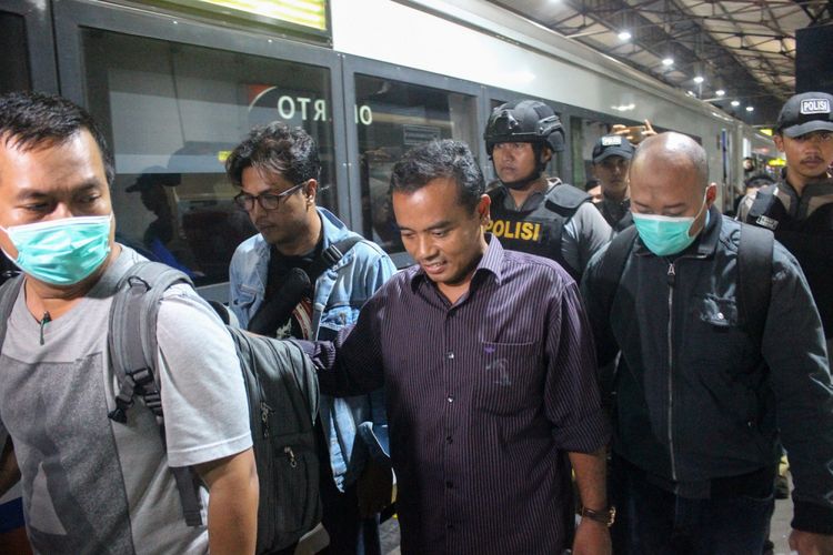 Bupati Purbalingga Tasdi (kemeja ungu) digelandang petugas KPK dan Polisi di Stasiun Purwokerto, Senin (5/6/2018) malam.