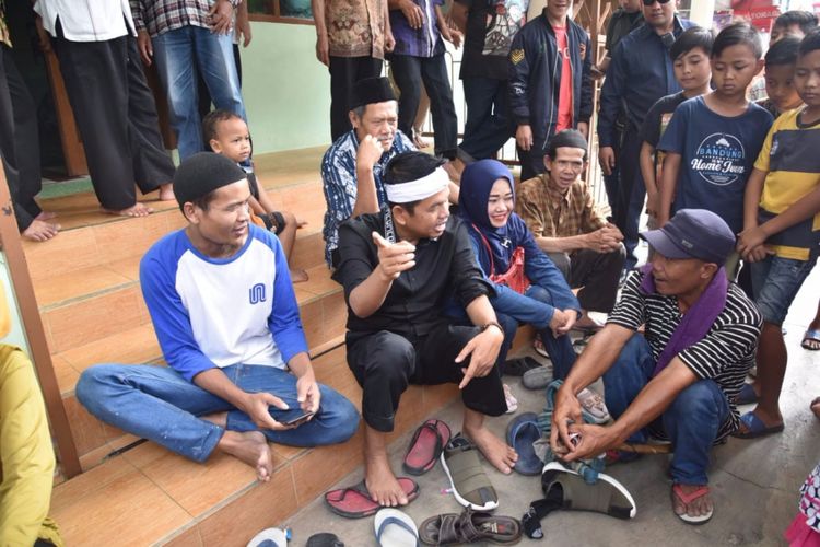 Calon Wakil Gubernur Jawa Barat Dedi Mulyadi saat berdialog dengan warga Cigadung, Kota Bandung, Senin (4/6/2018).