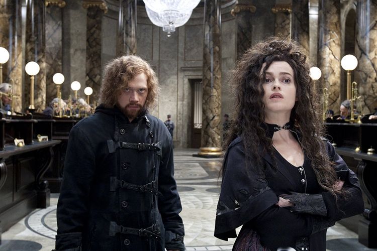 Aktris Helena Bonham Carter (kanan) sebagai Bellatrix Lestrange dan aktor Rupert Grint dalam satu adegan di film Harry Potter and the Deathly Hallows Part 2.