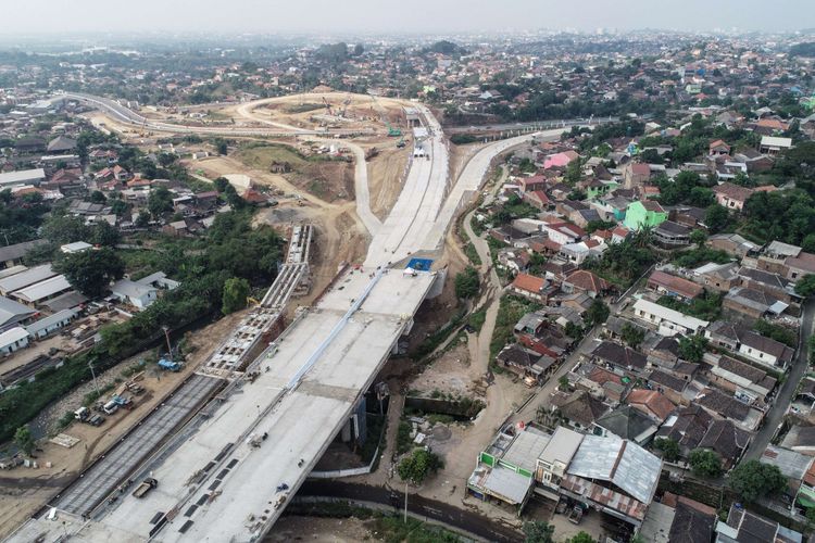 Foto udara pembangunan sekitaran Pintu Tol Krapyak di ruas jalan tol Batang-Semarang, Jawa Tengah, Minggu (3/6/2018). Pintu tol Krapyak merupakan pertemuan jalan tol dan jalan nasional.