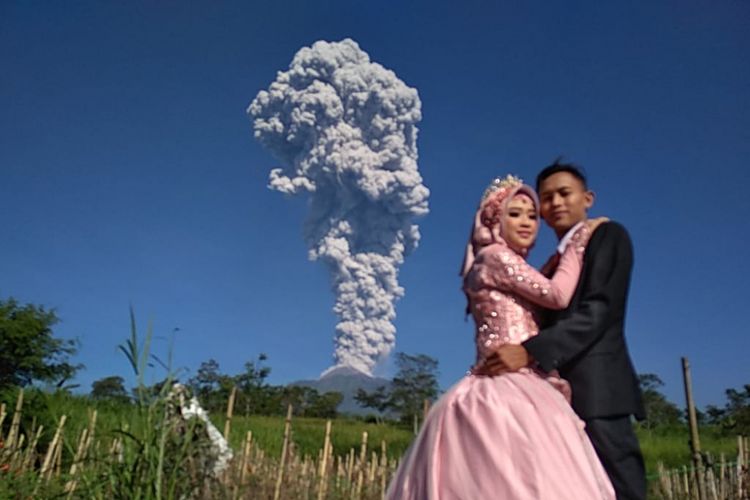Jony Listyawan (29) dan calon istrinya, Fitriana Damayanti (21) melangsungkan foto prewedding dengan latar Gunung Merapi meletus di kawasan Cepogo, Boyolali, Jawa Tengah, Jumat (1/6/2018).